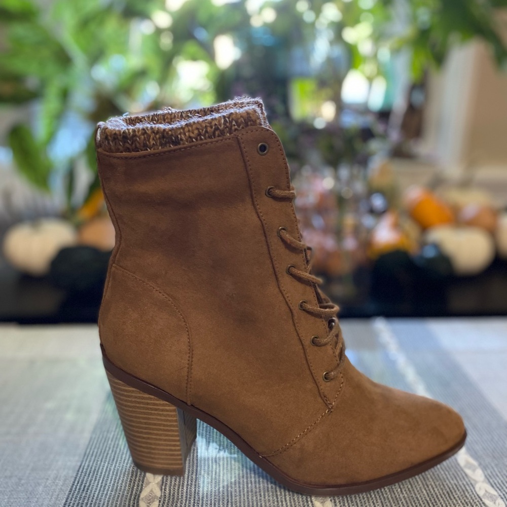 NWOT Brown suede heeled boots